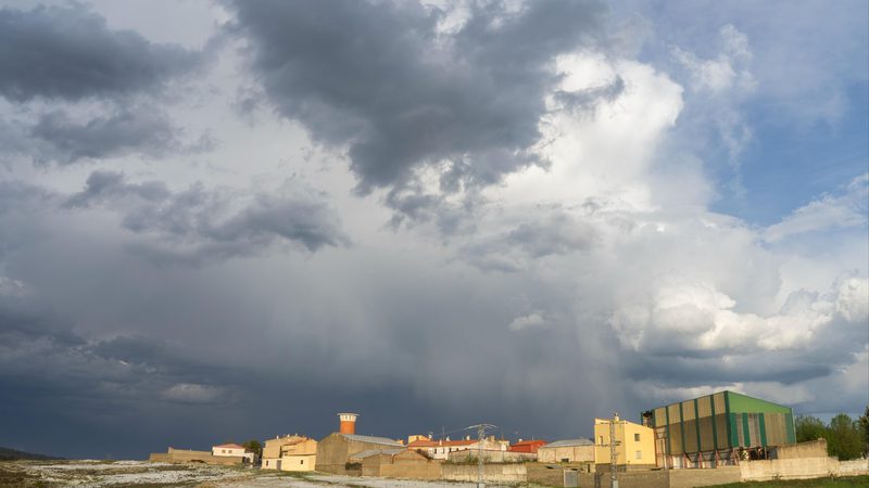 Nubes de tormenta sobre una población