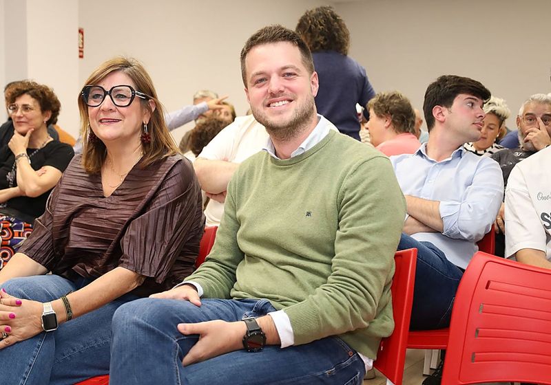 Álvaro Bilbao, con Rosa Aldea, en el comité provincial del PSOE de Palencia