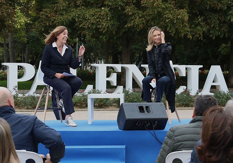 Cayetana Álvarez de Toledo con la presidenta de la Diputación de Palencia, el sábado en Palencia
