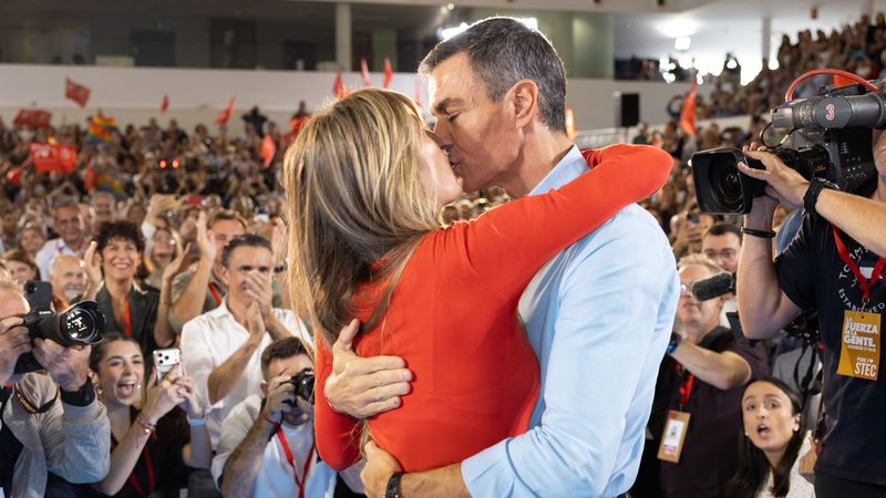 Pedro Sánchez y Begoña Gómez en el acto del PSOE en Fuenlabrada