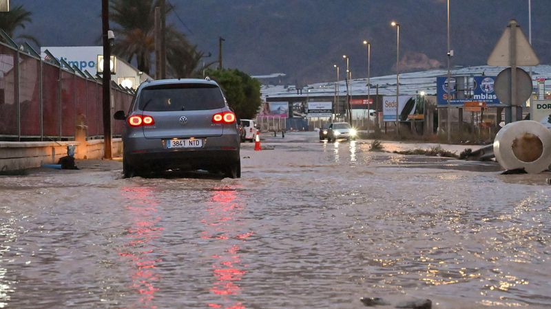 Coches atrapados por el agua en Almería tras la llegada de la dana Adam