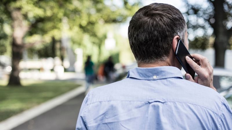 Un hombre habla por el teléfono móvil (imagen de recurso)