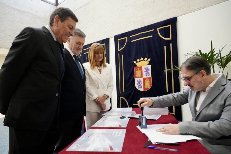 El consejero de Economía y Hacienda, Carlos Fernández Carriedo, registra el proyecto de Presupuestos 2027 en las Cortes