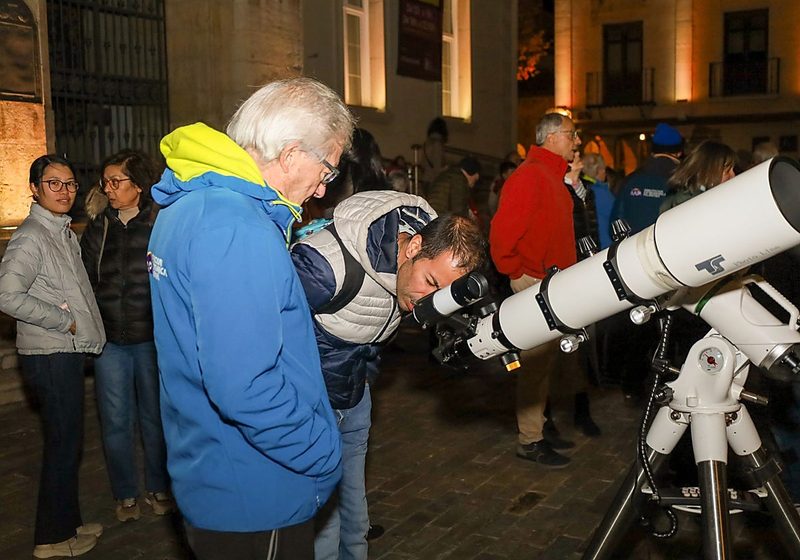 Vecinos observan la Luna y Saturno con telescopios en la Plaza Mayor de Palencia