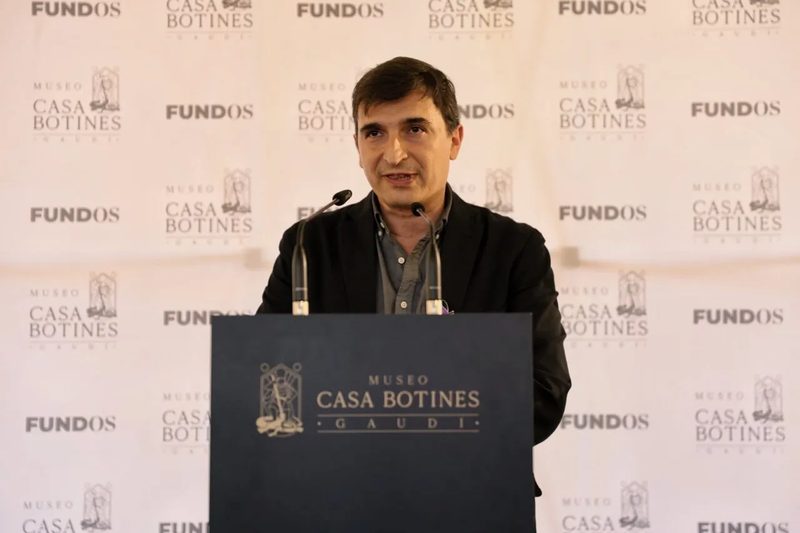 Víctor Miguélez, comisario de la exposición, en una conferencia