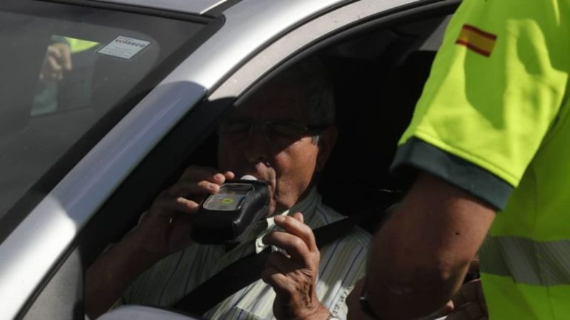 Un conductor sopla en un control de alcoholemia (imagen de archivo)